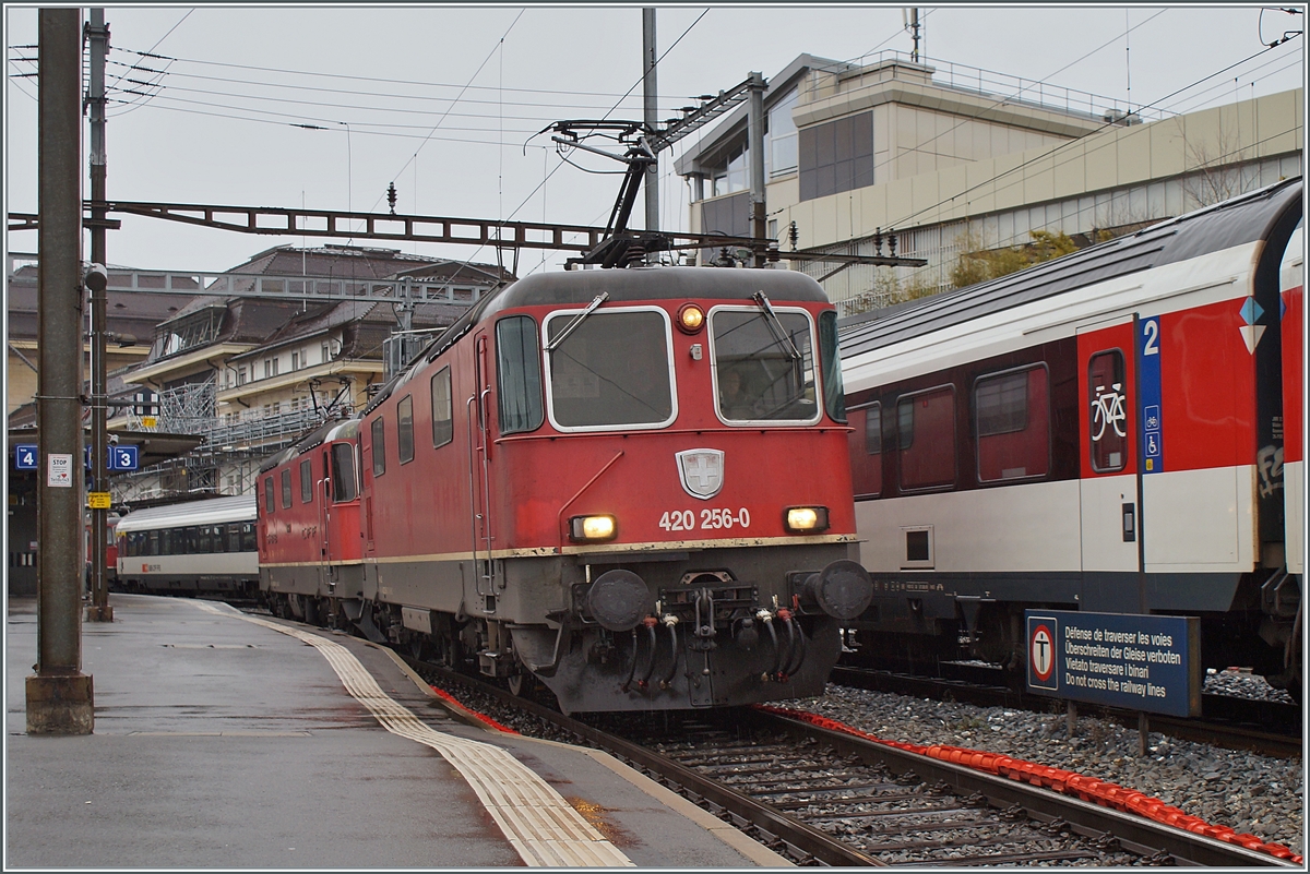 Die beiden SBB Re 4/4 II 11256 (91 85 4420 256-0 CH-SBBC) und Re 4/4 II 11340 (91 85 4420 340-2 CH-SBBC) verlassen Lausanne in Richtung Palézieux.

8. Dezember 2021