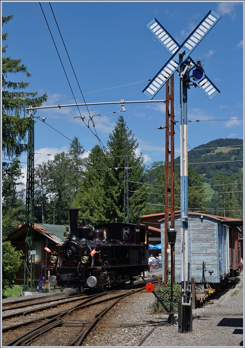 Die Blonay Chamby BAM G 3/3 6 ist zum Nationalfeiertag festlich geschmückt.
Chaulin, den 1. August 2016 