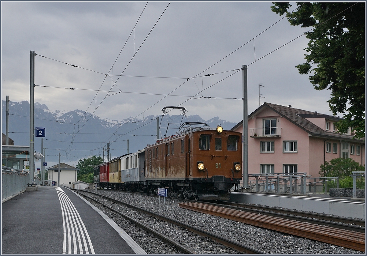 Die Blonay Chamby Bernina Bahn Ge 4/4 81 bei der Rückfahrt nach Blonay mit ihrem  Riviera Belle Epoque  fährt in St-Légier Gare durch. Trotz grundlegendem Umbau der Station St-Légier Gare steht das Ensemble des schönen grossen Baums sowie des kleinen Stationsgebäude weiterhin an ihren Platz. 9. Juni 2019 