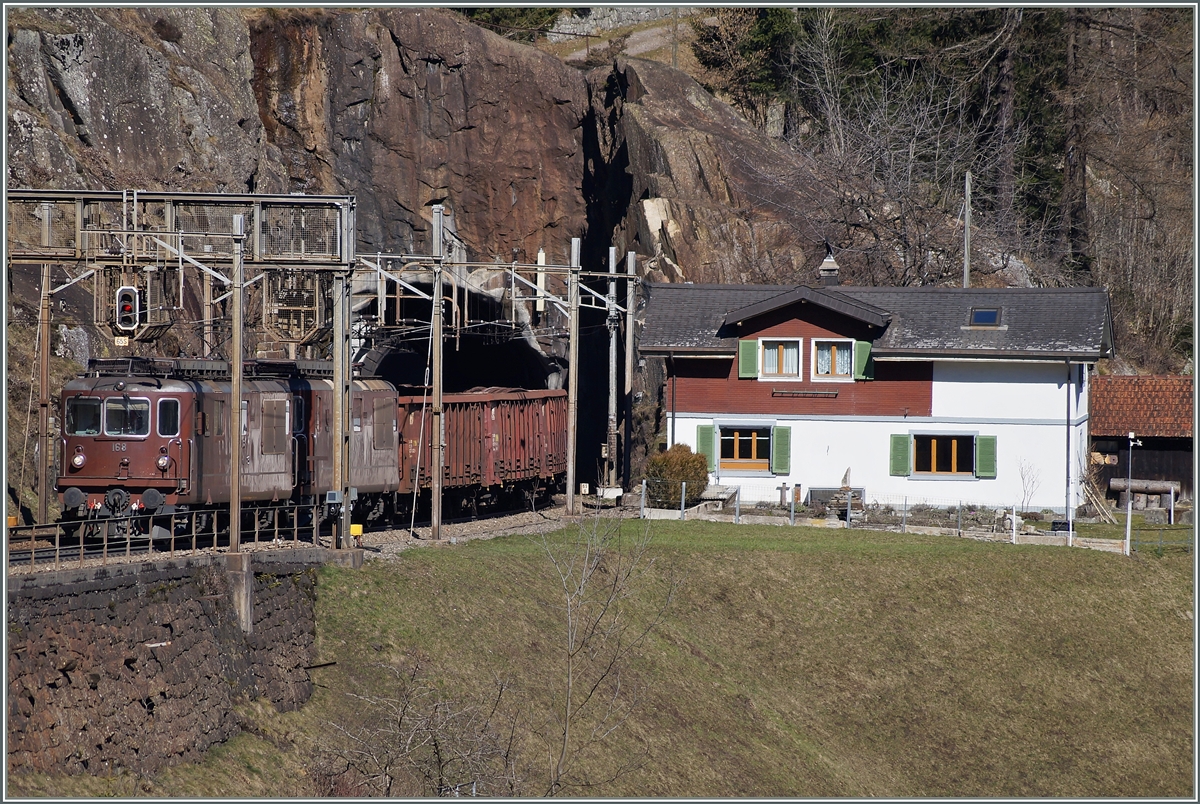 Die BLS Re 4/4 168 und 165 mit einem Güterzug oberhalb von Wassen auf der Gotthard Nord-Rampe. 
14. März 2014