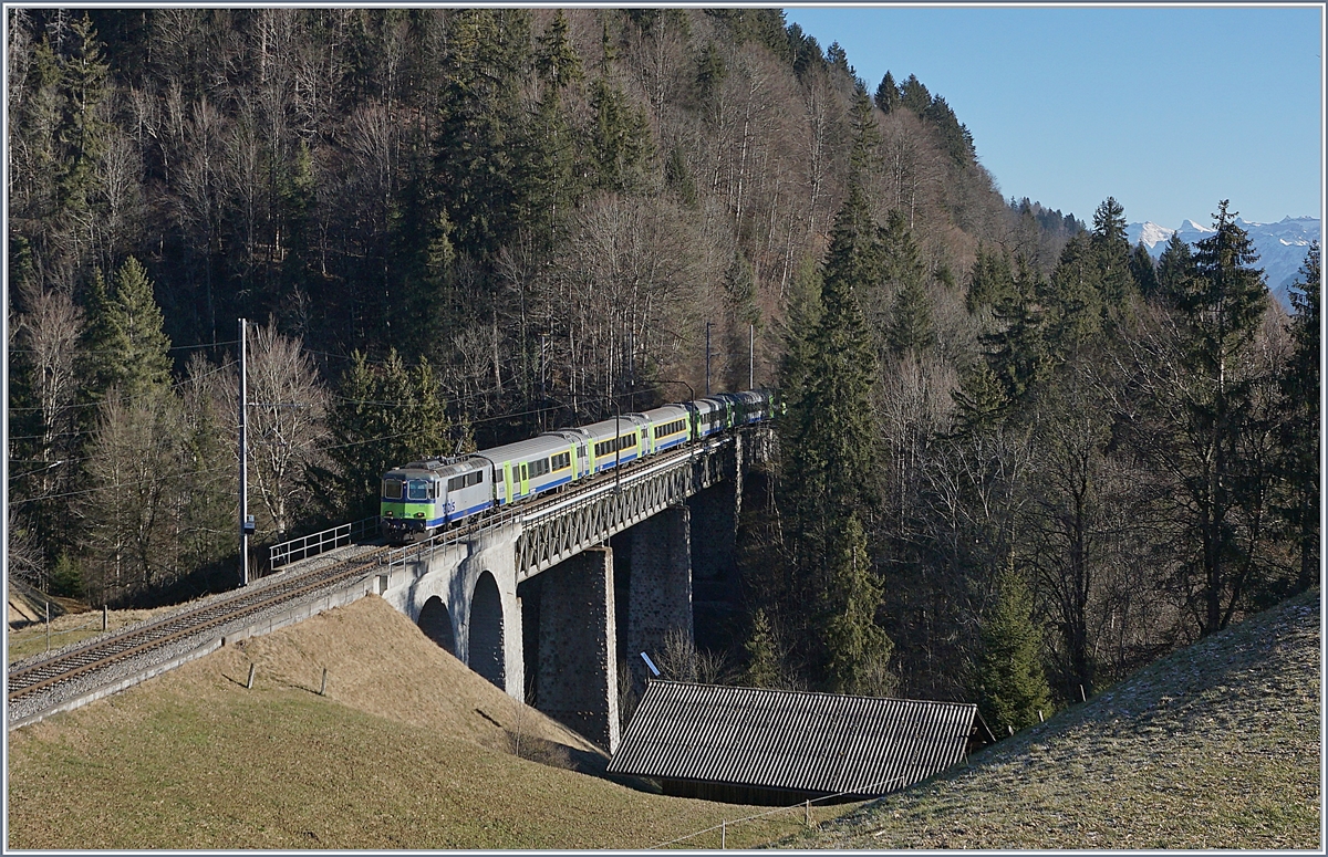 Die BLS Re 4/4 II 501 ist mit ihrem RE auf dem Weg nach Zweisimmen auf der Bunschenbachbrücke unterwegs. 

12. Januar 2020