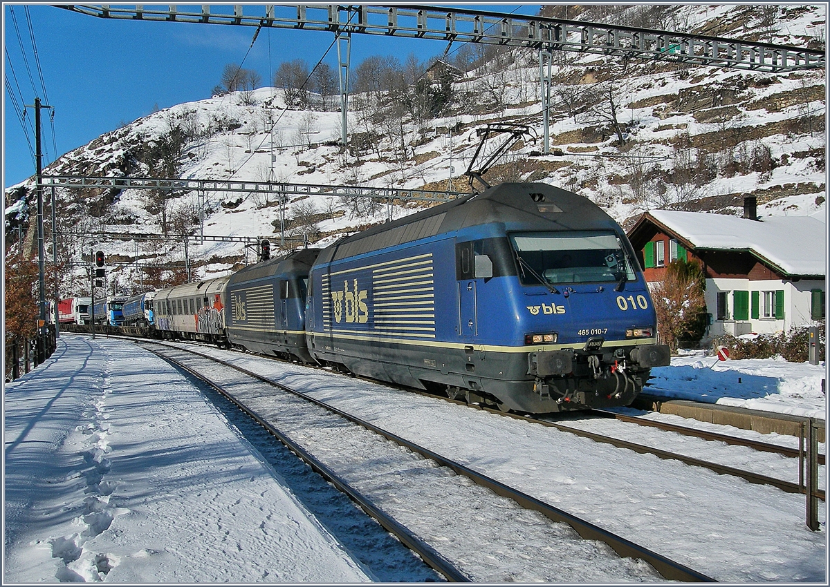 Die BLS RE 465 010-7 und eine weitere sind in Ausserberg mit einer RoLa Richtung Südne unterwegs. 
17. Nov. 2007