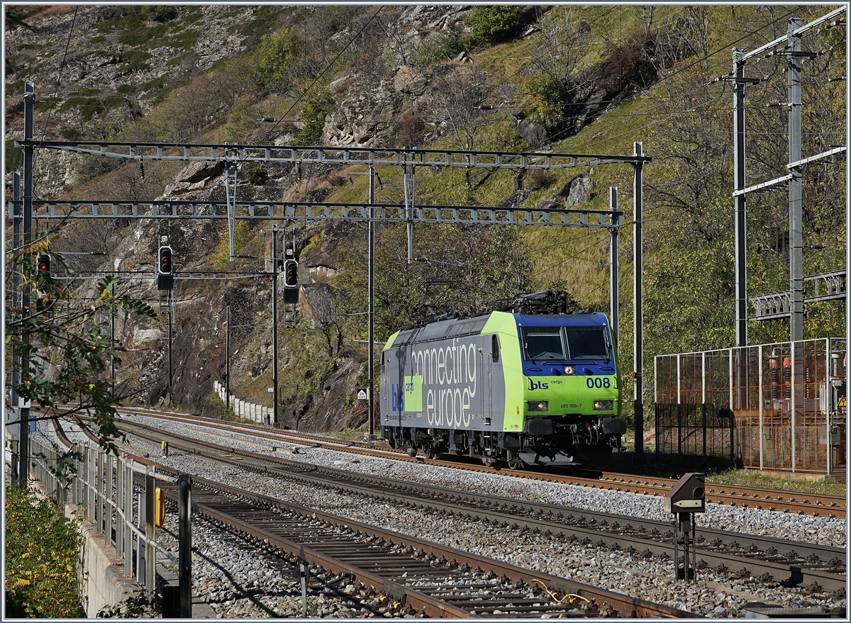Die BLS Re 485 008 erreicht als Lokfahrt Richtung Brig den Bahnhof Lalden.
25. Okt. 2017