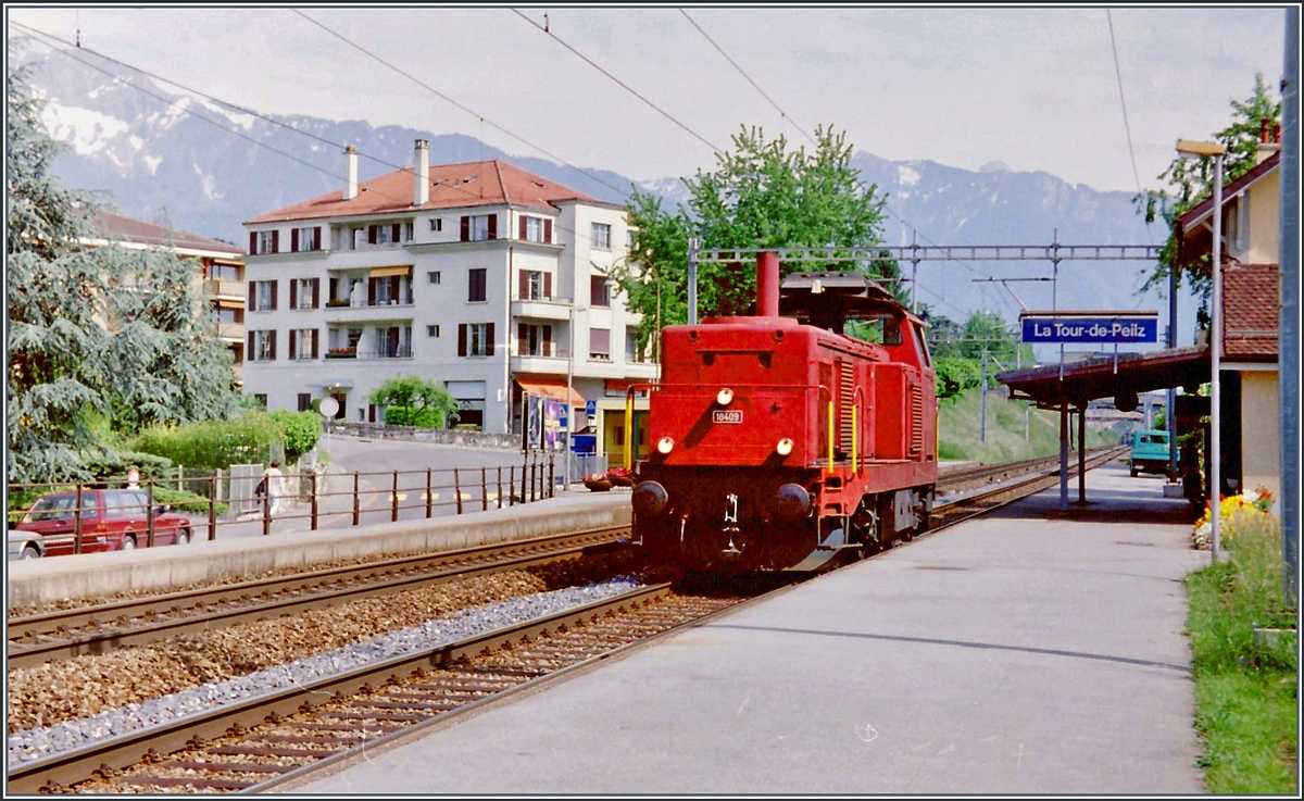 Die Bm 4/4 18409 fährt in La Tour de Peilz in Richtung Lausanne durch. 

Frühjahr 1995 