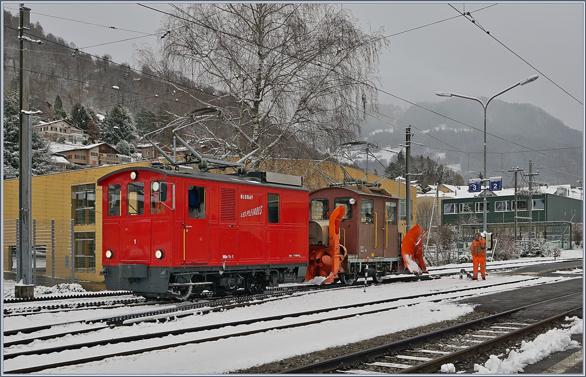 Die CEV HGe 2/2 N° 1 mit dem Rot 91 in Blonay.

28. Jan. 2019