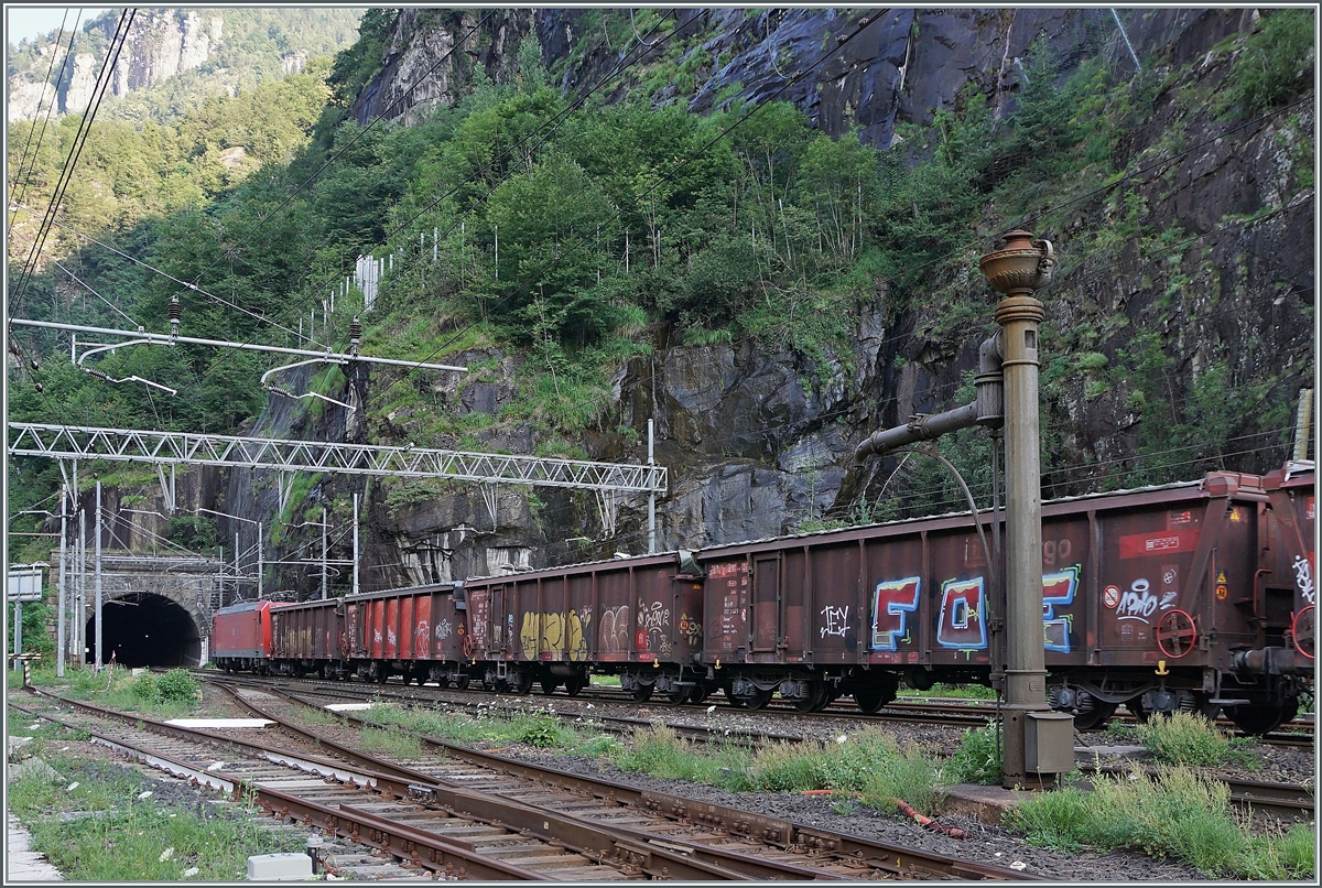 Die DB 185 133-6, 140-1 und 185 101-3 sind mit ihrem Tonerdezug in Iselle di Trasquera in Richtung Domo II unterwegs.

21. Juli 2021