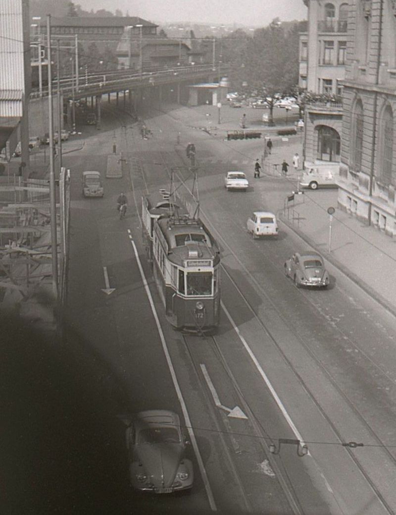 Die ehemalige Tramlinie 1 in Bern: Luftgebremster Motorwagen 172 mit Anh�nger 224 kommt von Br�ckfeld her unter der Eisenbahn-Einfahrt in den Bahnhof Bern das Bollwerk herauf. (Man m�ge das st�rende Objekt im Vordergrund entschuldigen, ich weiss nicht, was es ist). 21.September 1965   