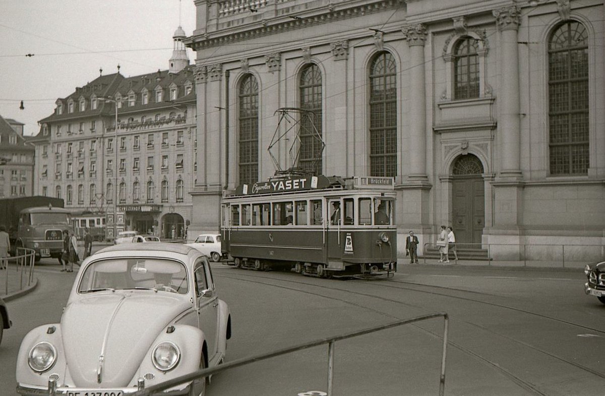 Die ehemalige Tramlinie 1 in Bern: Wagen 147 neben der Heiliggeistkirche am Bahnhof. 21.September 1965 