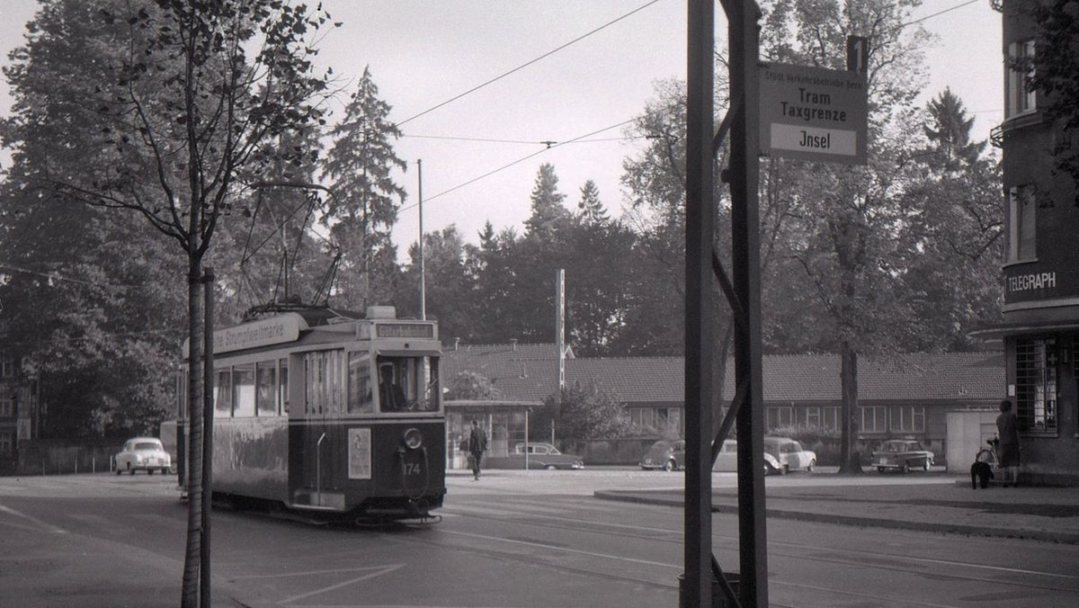 Die ehemalige Tramlinie 1 (Betriebseinstellung 11.Oktober 1965): Wagen 174 beim Inselspital. Damals wurde unterschieden zwischen  Taxgrenze  (f�r die Berechnung des Fahrpreises relevante Stelle) und  Haltestelle  (f�r die Berechnung des Fahrpreises nicht relevant). Sp�tsommer 1965 
