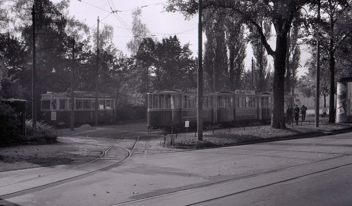 Die ehemalige Tramlinie 1 (Betriebseinstellung 11.Oktober 1965): Wagen 171 umf�hrt die abgestellten Anh�nger auf der R�ckfahrt Richtung Bahnhof und Br�ckfeld. Sp�tsommer 1965 