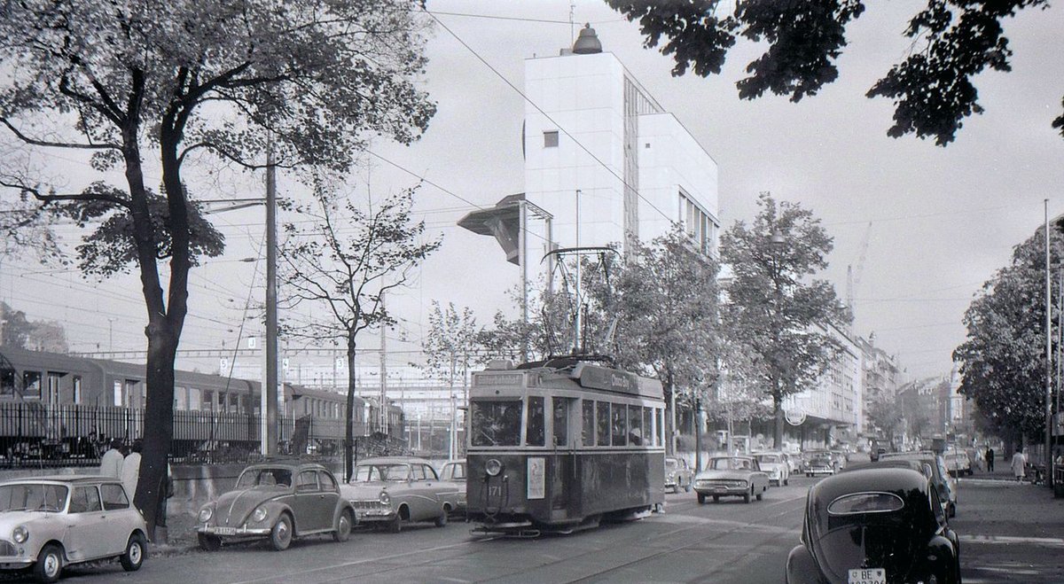 Die ehemalige Tramlinie 1 (Betriebseinstellung 11.Oktober 1965): Die Linie 1 f�hrte direkt vom Bahnhof nach Westen, im wesentlichen der Bahnlinie entlang bis zum G�terbahnhof. Bild: Wagen 171 in der Laupenstrasse, Sp�tsommer 1965. 