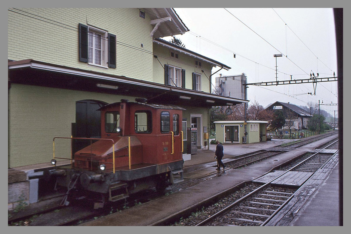 Die einstige Strecke Solothurn - Büren an der Aare - Lyss: Lüsslingen mit Traktor Tm I 428. 6.April 1994 