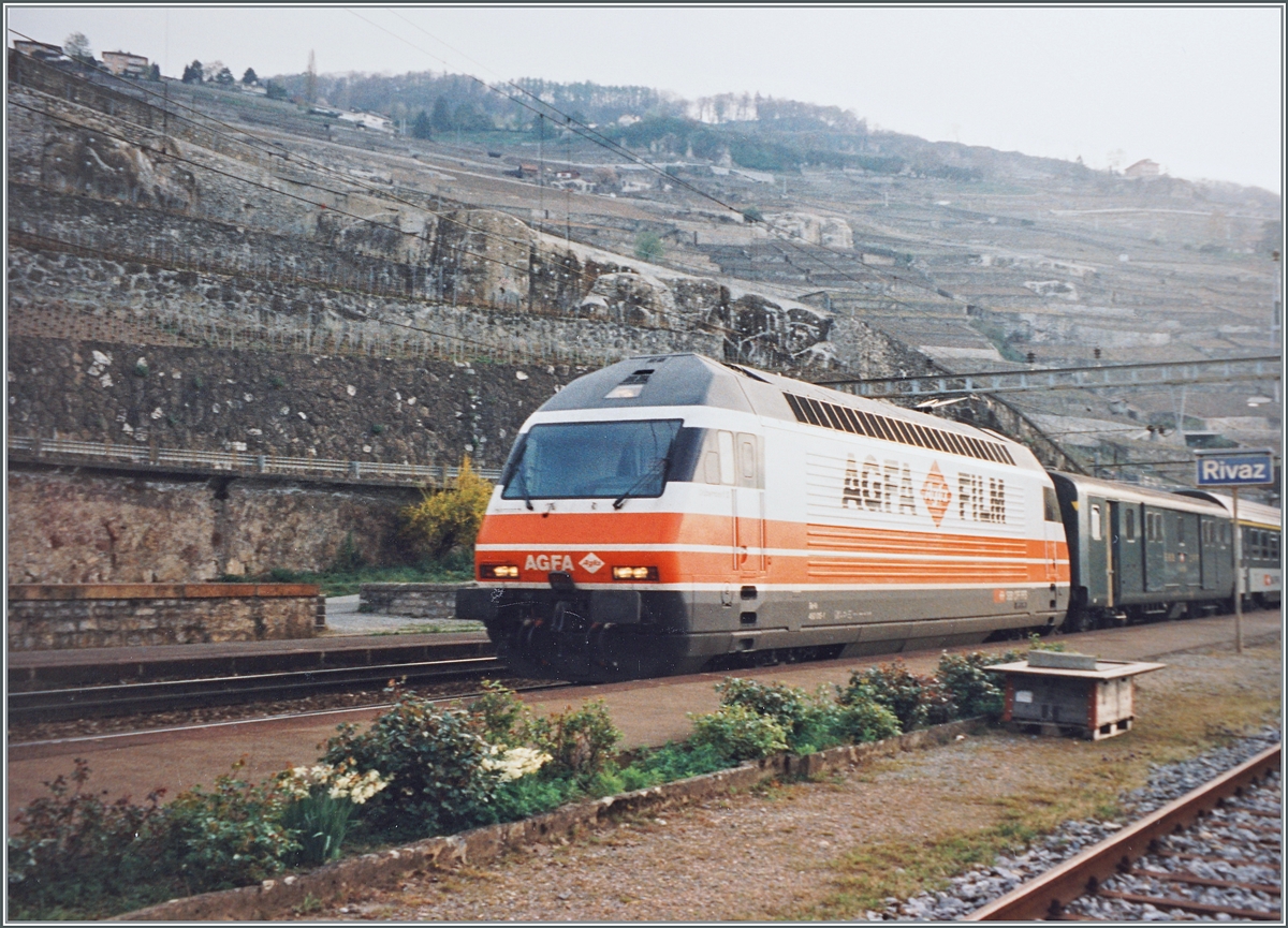 Die erste Re 460 Werbelok: Die Re 460 015-1 AGFA in Rivaz. 

Analogbild vom April 1995