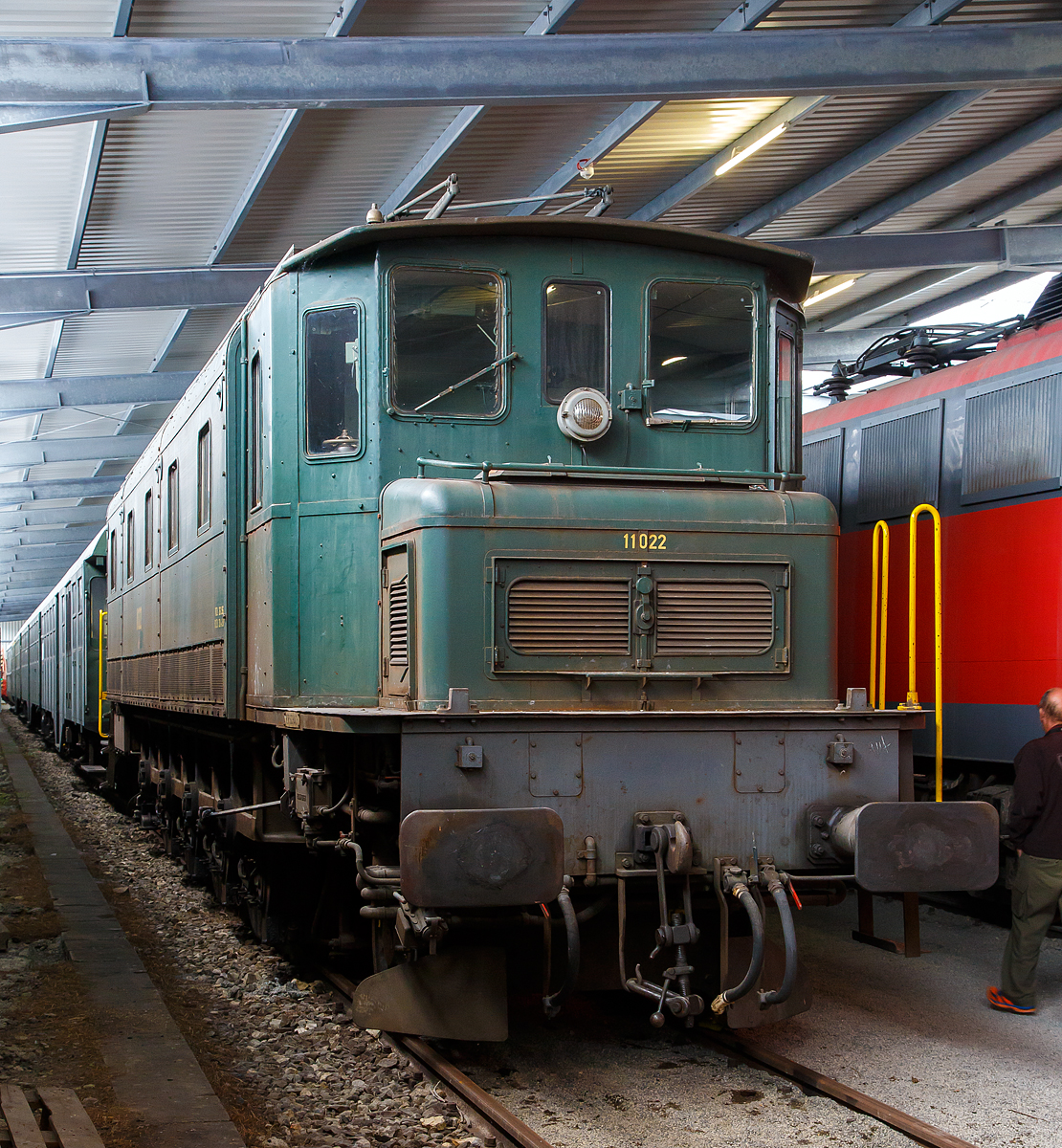 Die ex SBB Ae 4/7 11022 am 09.09.2017 in der SVG Eisenbahn-Erlebniswelt Horb. Die Lok ist Privateigentum (Herr Peter Hemmig) und eine Leihgabe an die SVG - Eisenbahnerlebniswelt Horb.

Die Lok wurde 1933 von der SLM - Schweizerische Lokomotiv- und Maschinenfabrik (Winterthur) unter der Fabriknummer 3537 gebaut, der elektrischer Teil ist von BBC - Brown, Boveri & Cie. (Baden) unter der Fabriknummer  3719 gebaut worden. Bis 1996 war die Ae 4/7 11022 im Dienst bei der SBB.

Die Ae 4/7 ist eine Universallokomotive der Schweizerischen Bundesbahnen (SBB) mit dem so genannten Buchli-Antrieb. Während Ihrer Einsatzzeit ab 1927 bis in die 1990er Jahre war sie für alle Streckendienste im Einsatz, bei Personen- und Güterzügen. Der Buchli-Antrieb ist ein vollabgefederter Antrieb, das heißt, jede Triebachse hat einen eigenen Motor, der im gefederten Lokkasten untergebracht ist. Das Gewicht der Fahrmotoren ist von den Rädern, welche den Stößen und Schlägen der Schienen ausgesetzt sind, vollständig entkoppelt.

Die Lokomotive weist vier Triebachsen und drei Laufachsen auf. Zu jeder Triebachse existiert ein einzelner Fahrmotor. Das Drehmoment der Motoren wird im bewährten Buchli-Antrieb an die Achsen übertragen. Charakteristisch für den Buchli-Antrieb ist, dass auf der einen Lokhälfte, der Antriebsseite, die Räder völlig verdeckt und auf der anderen, der Apparateseite, frei einsehbar sind. 

Für das Flachland – was Steigungen auf der Strecke bis zwölf Promille entspricht – benötigte man in den 1920er Jahren stärkere Lokomotiven. Die bestehenden Lokomotiven mit drei Triebachsen waren bei Steigungen etwas zu leistungsschwach. Da man mit der Vorgängerin Ae 3/6I und dem dort verwendeten Buchli-Antrieb gute Erfahrungen gemacht hatte, orderten die SBB 1925 zwei Prototypen der Ae 4/7. Anschließend wurden zwischen 1927 und 1934 insgesamt 127 Ae 4/7 ausgeliefert.
Die Ae 4/7 waren bei den SBB von 1927 bis 1996, also 69 Jahre lang in Betrieb. Übertroffen wurden sie bei den Streckenlokomotiven bisher nur von den Maschinen der Vorgängerserie Ae 3/6I, welche zwischen 1921 und 1994, also 73 Jahre verkehrten.

TECHNISCHE DATEN:
Nummerierung:  10901–11027
Gebaute Anzahl: 127
Hersteller:  SLM Winterthur, BBC Baden, MFO Zürich, SAAS Genève
Baujahre:  1927–1934
Spurweite: 1.435 mm (Normalspur)
Achsformel: 2'Do1'
Länge über Puffer: 17.100 mm (frühere Ausf. 16.760 mm)
Höhe: 3.800 mm
Breite: 2.950 mm
Triebraddurchmesser (neu): 1.610 mm
Laufraddurchmesser (neu):  950 mm
Dienstgewicht: 123 t (frühere Ausf. 118 t)
Höchstgeschwindigkeit: 100 km/h
Dauerleistung: 2.300 kW (3.120 PS)
Antrieb: Buchli-Antrieb

