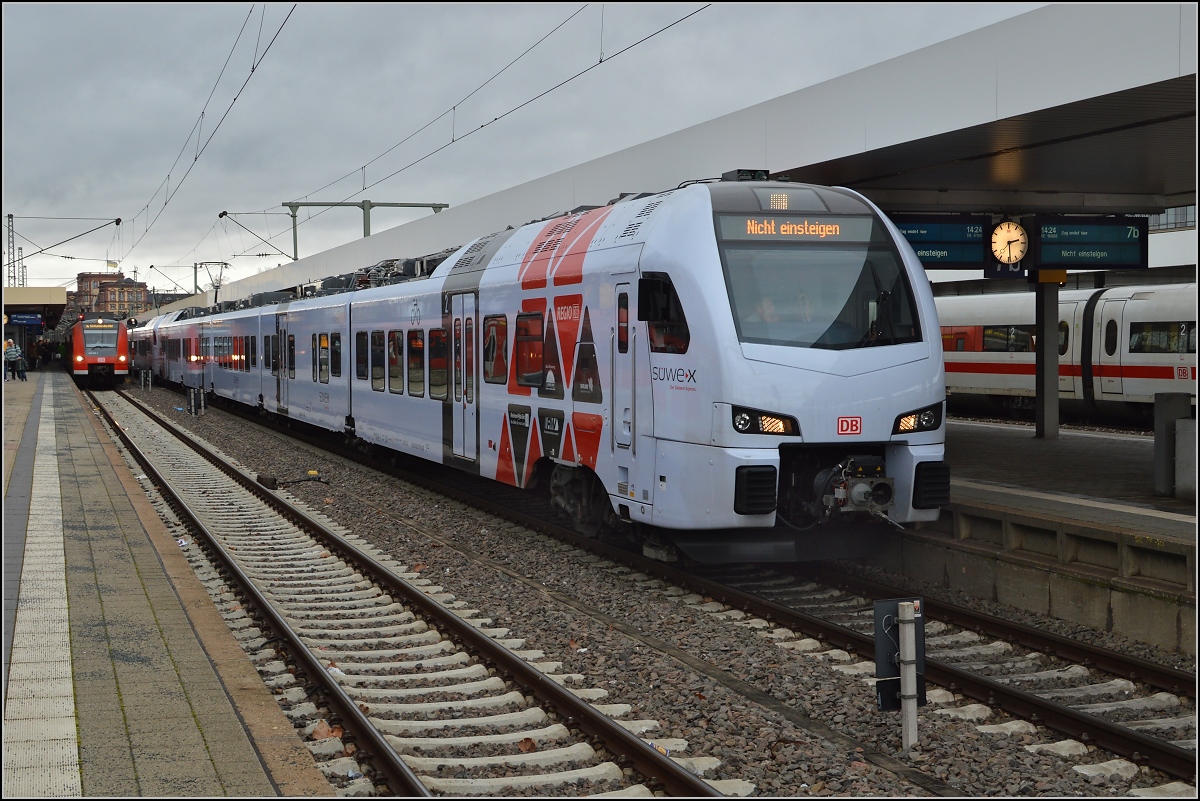Die Farbe des neuen S�dwest-Express 429 015-1 wird durch das fahle Licht des aufziehenden Sturms in ihrem Eindruck verst�rkt. Mannheim, Januar 2015.