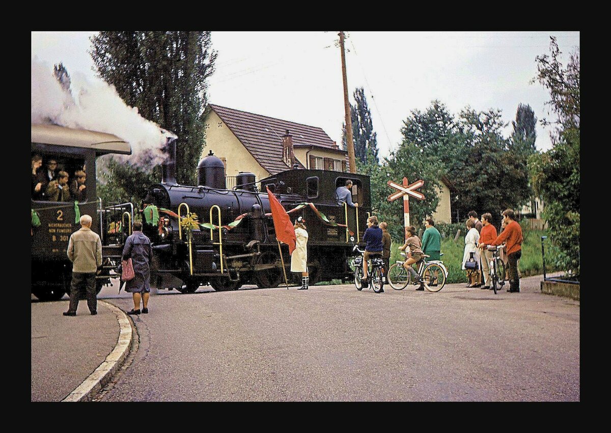 Die Gaswerkbahn Bern - Abschiedsfahrten am 31.August 1968: Ueberquerung der Gossetstrasse, heute der Beginn des Velowegs zur Aare hinunter. 