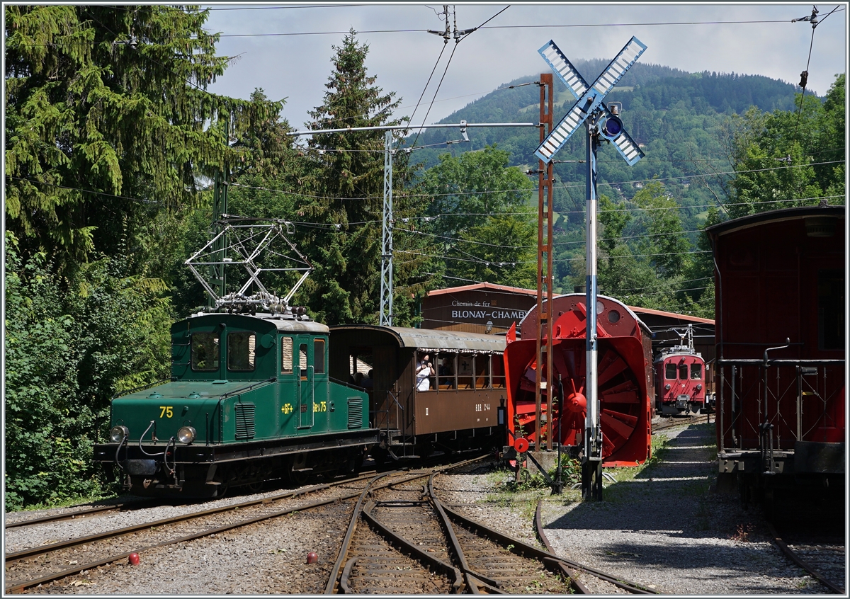 Die +GF+ Ge 4/4 75 (1913) ist in Chaulin mit einem Reisezug unterwegs, Neben den  Hippen Wendescheiben in Blonay, steht in Chaulin auch dieses Ragierformsignal, welches jedoch im gegensatz zu den Hippschen Wendescheiben nur als  Dekoration  dient. 

26. Juni 2021