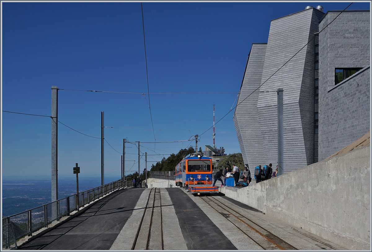 Die Gipfelstation Geneoso Vetta mit weiten Blick über die Po-Ebene und Mario Bottas  Steinblume . 
21. Mai 2017