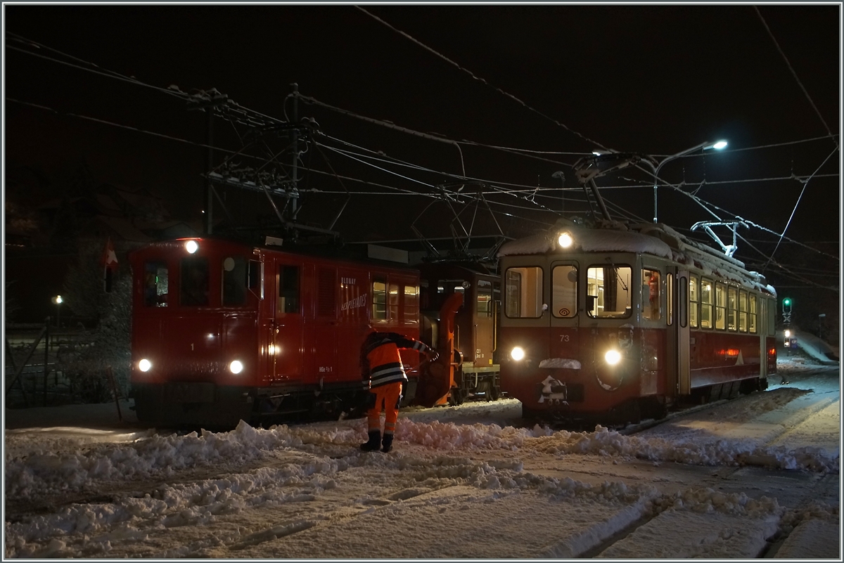 Die HGe 2/2 N° 1 mit Xrot wartet auf die Fahrt Richtung Les Pléiades und der BDeh 2/4 N°73 auf die ersten Fahrgäste des Tages.
27. Jan. 2015