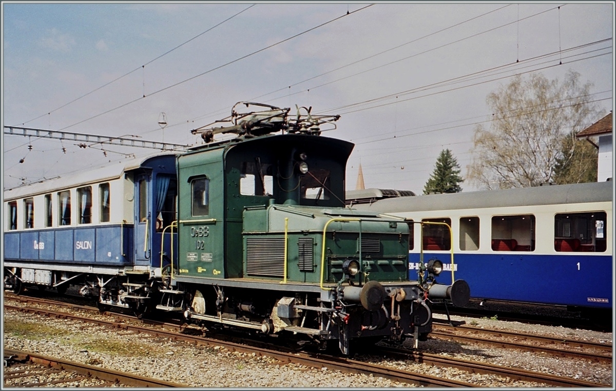 Die kleine E-Lok Ce 2/2 102 der OeBB. Im Gegensatz zur fast baugleiche Te der SBB ist dies kein  Traktor  sondern eine  echte , wenn auch sehr kleine Lok.
Balsthal im Mai 2001