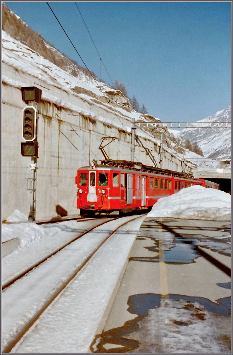 Die letzten Jahre ihres Einsatzes verbrachten die BVZ ABDeh 8/8 oft im Pendelverkher Zermatt-Täsch-Zermatt. Dies Bild vom Februar 1997 zeigt einen solchen Pendelzug bei der Einfahrt in Zermatt. 
