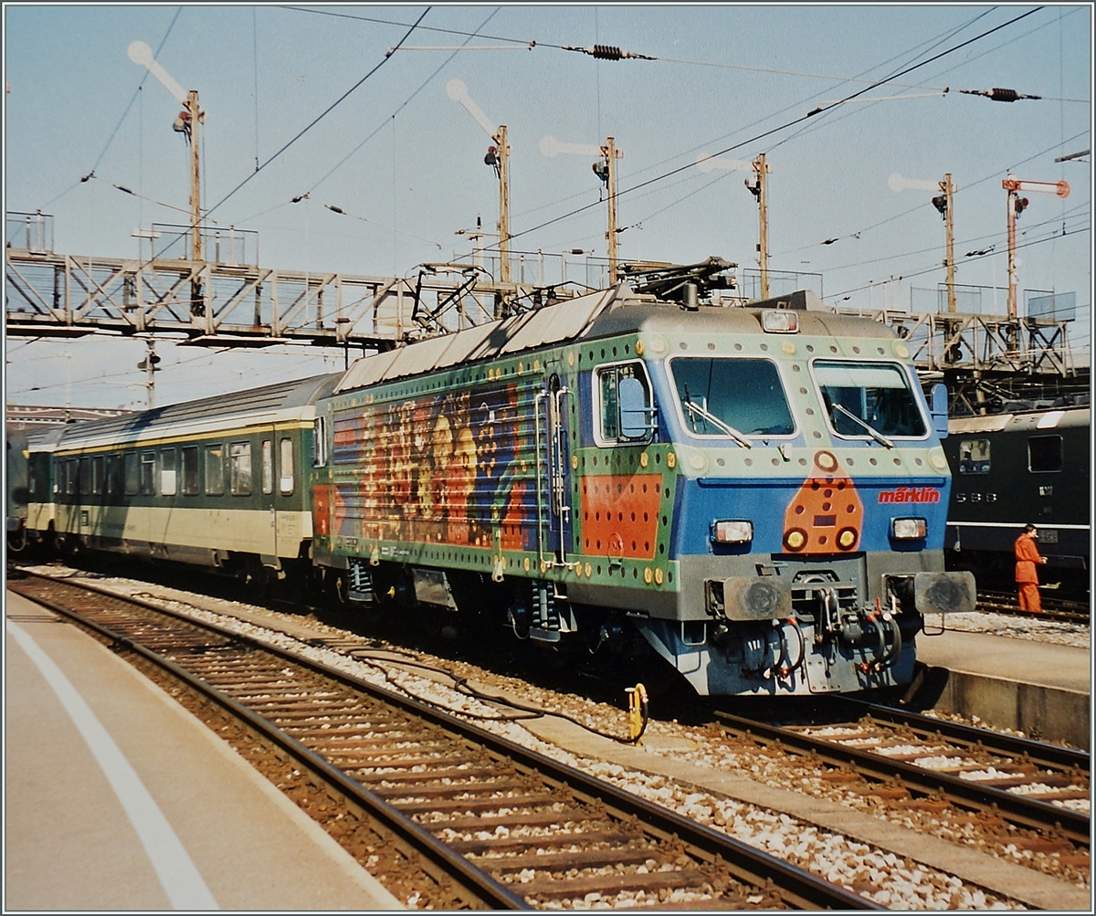 Die Märklin Metalkastenlok Re 446 mit einem Voralpenexpress in Romanshorn.
1996