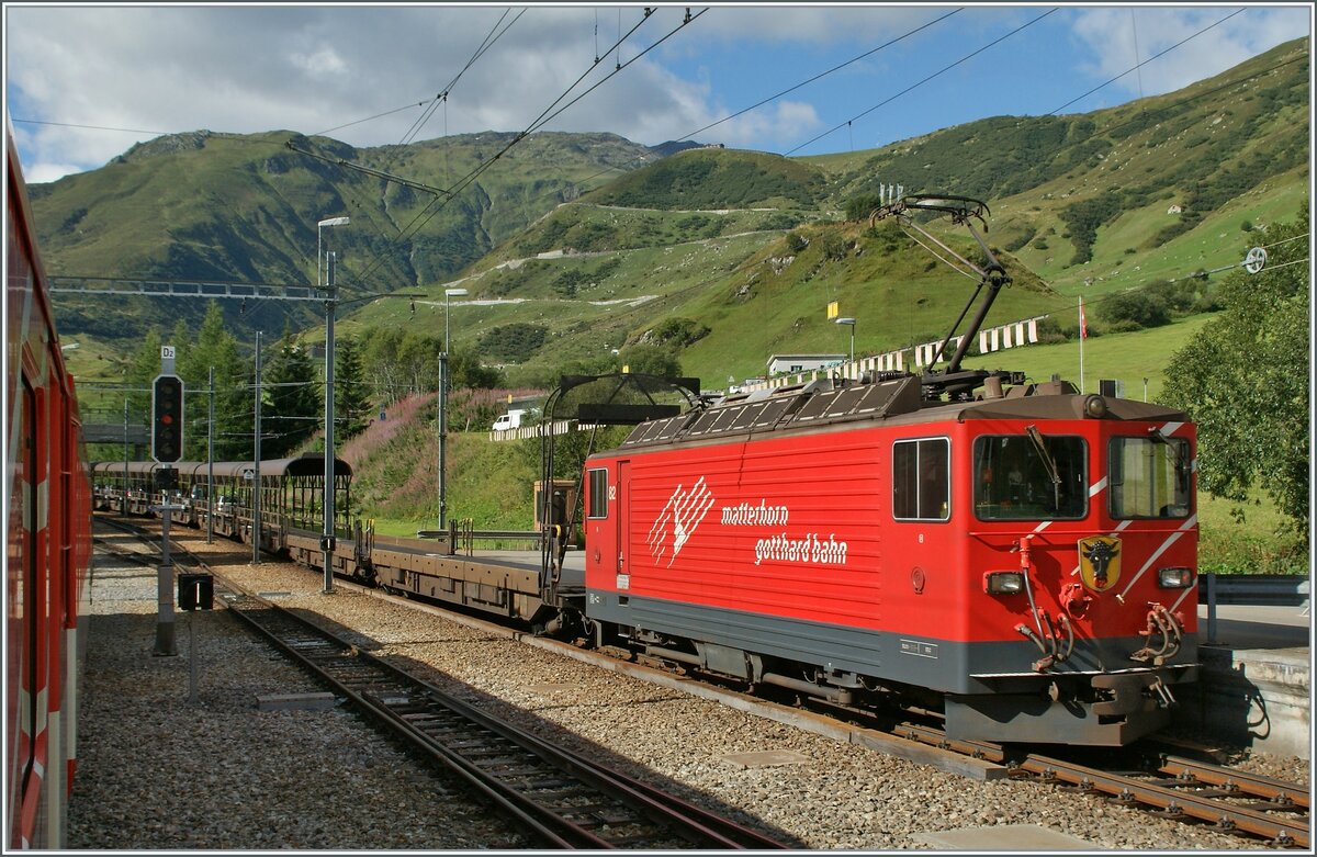 Die MGB Ge 4/4 III 82  URI  steht mit einem Auto-Tunnel Zug in Realp.

29. August 2013 