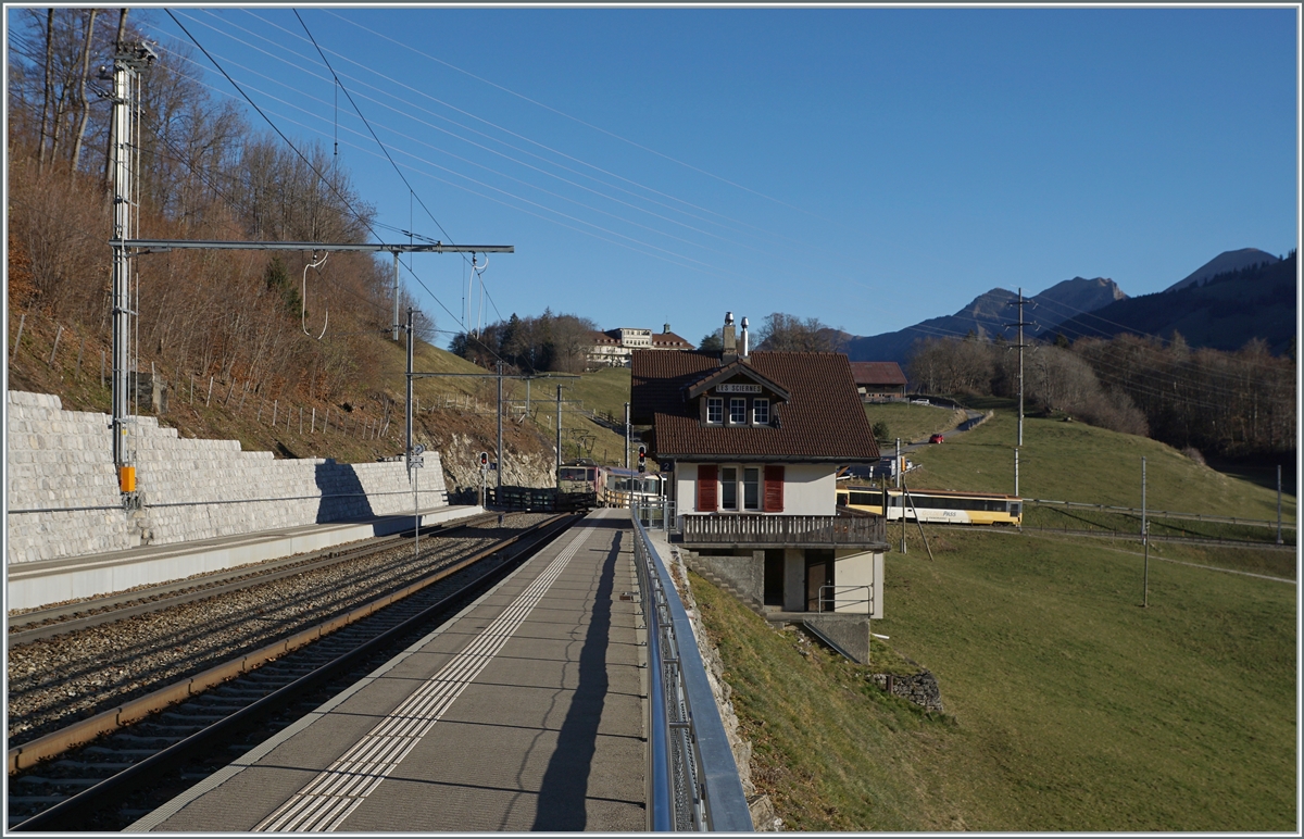 Die MOB GDe 4/4 6006  Aigle les Murailles  ist mit ihrem MOB GoldenPass Panoramic bestehend aus dem Bs 222, Bs 234, Bs 233 und BDs 224 (wobei letztere entgegen der Bezeichnung über 1.Klasse Sitze verfügt) auf dem Weg von Zweisimmen nach Montreux und dabei auf der Durchfahrt in Les Sciernes. 

26. Nov. 2020