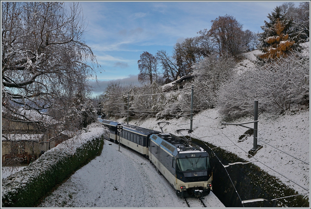 Die MOB Ge 4/4 8001 schiebt bei Sonzier ihren MOB Regionalzug in Richtung Zweisimmen. 

5. Dez. 2020