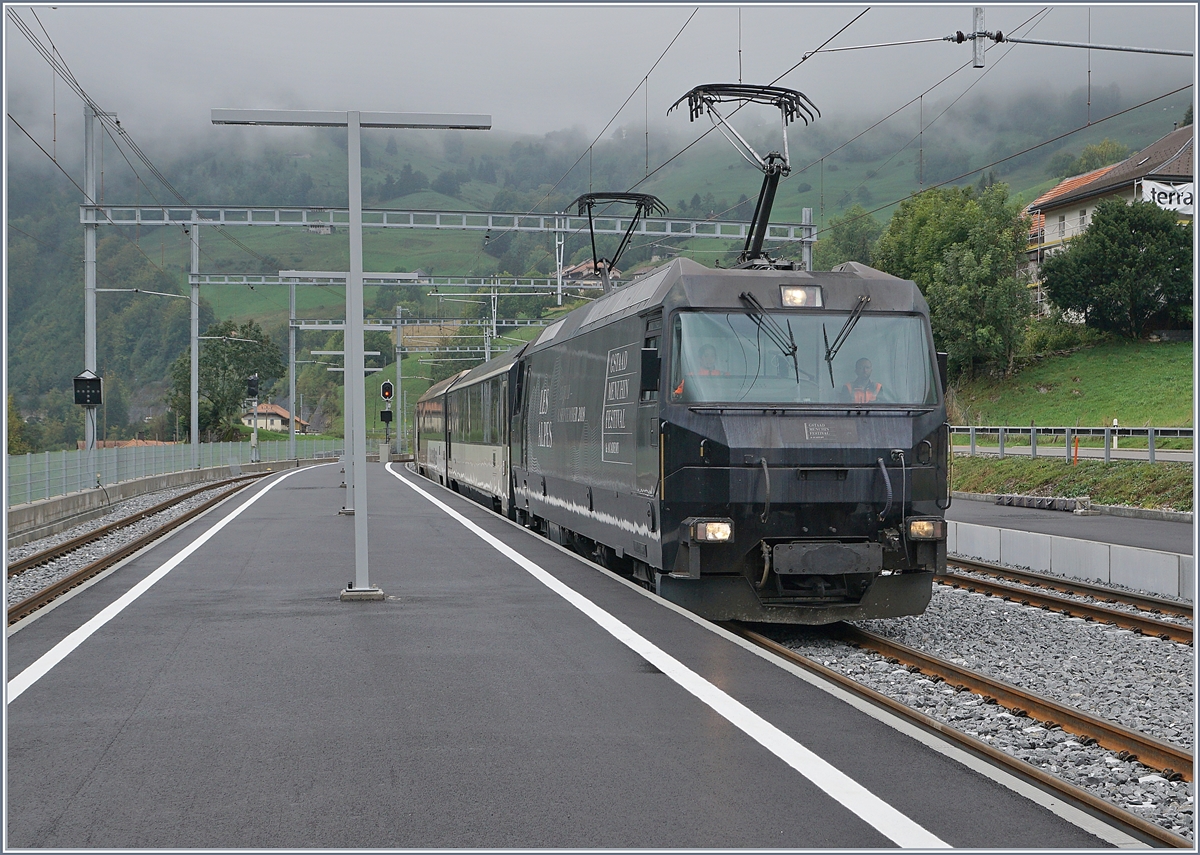 Die MOB Ge 4/4 8003 erreicht mit ihrem IR 2115 Zweisimmen - Montreux den  neuen  Bahnhof von Montbovon.
14. Sept. 2018