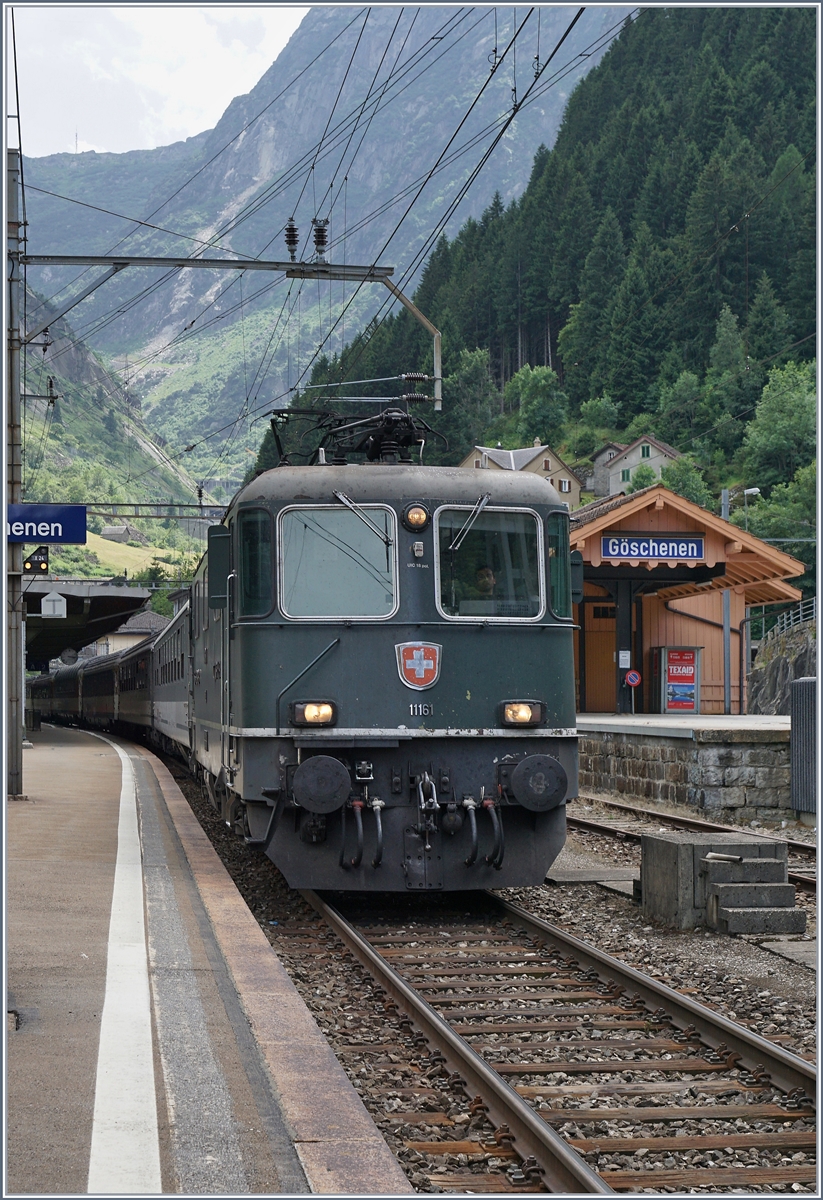 Die noch gr�ne SBB Re 4/4 II 11161 mit em IR 2328 von Locarno nach Basel beim Halt in G�schenen.
21. Juli 2016