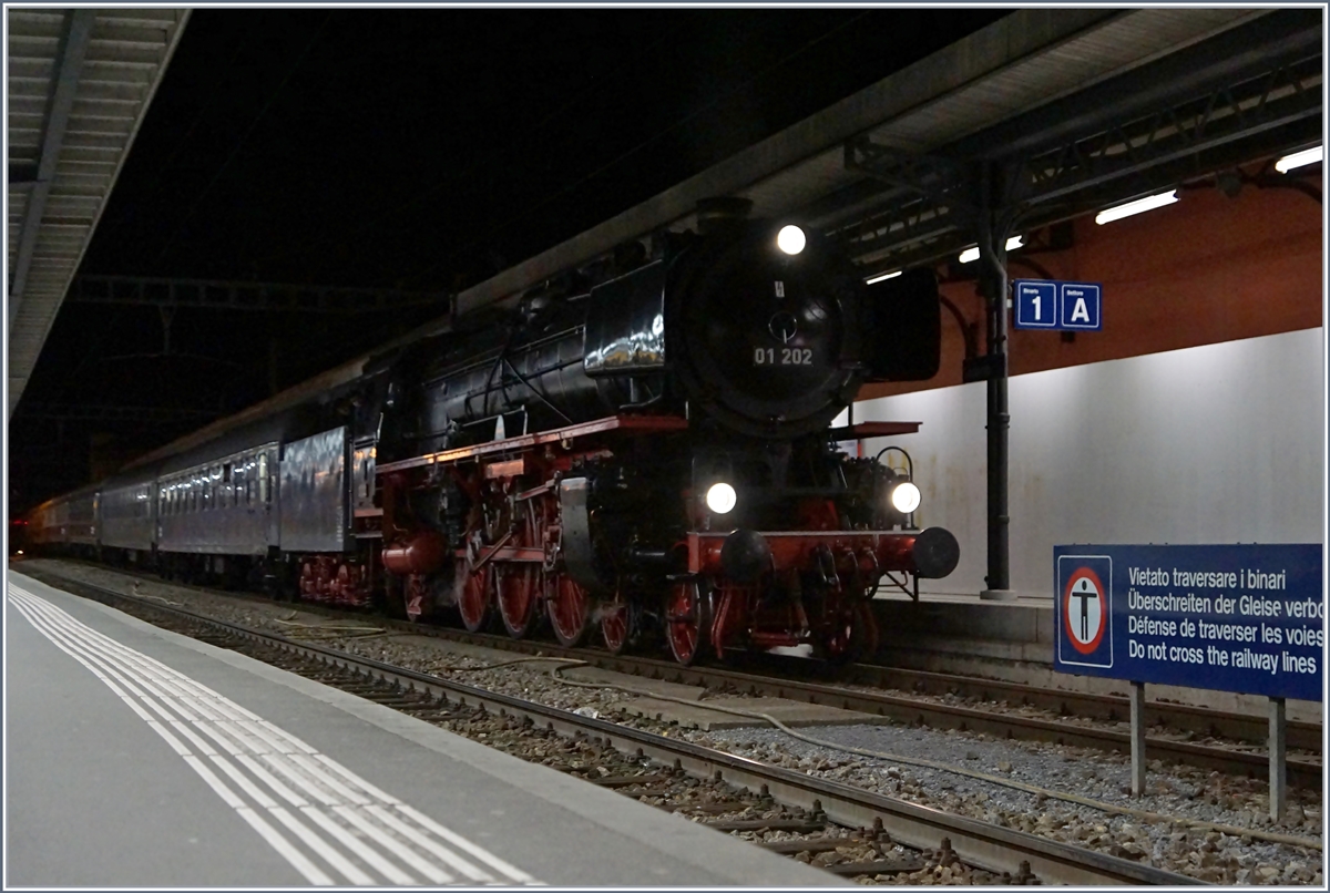 Die prächtige 01 202 erreicht mit ihrem langen Extrazug von Frankfurt und Nürnberg kommend ihr Ziel Locarno.
20. März 2018