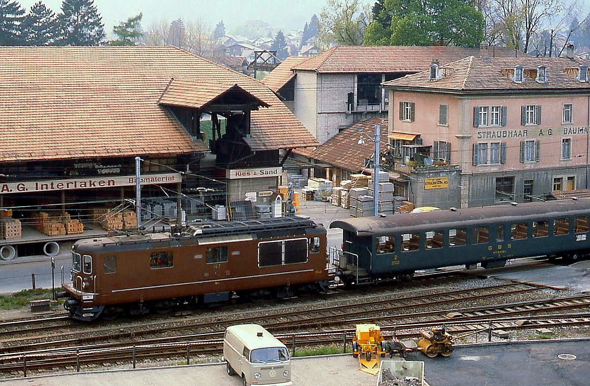 Die Re 4/4 167 der BLS verläßt im Mai 1981 den Bahnhof Interlaken West in Richtung Spiez. Von der Sonnenterasse unseres Hotels ließ sich das Betriebsgeschehen ausgezeichnet beobachten. Die Gebäude im Hntergrund wurden inzwischen abgerissen.