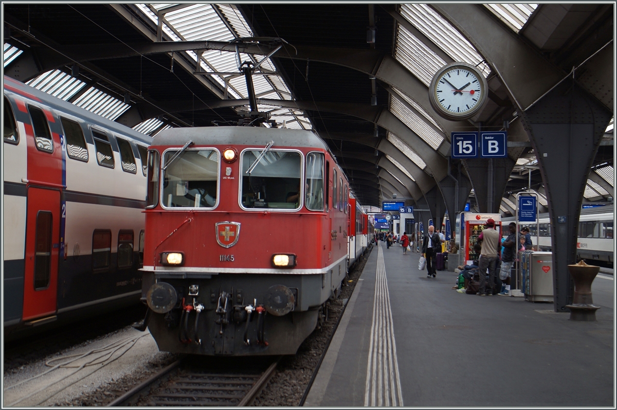 Die Re 4/4 II 11145 wartet mit ihrem IC 774 nach Basel in Zèrich HB auf die Abfahrt.
19. August 2015