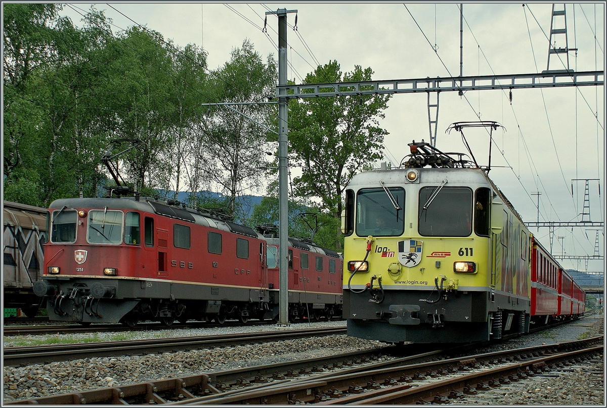 Die RhB Ge 4/4 II kann die Verwandschaft zur  grossen  Re 4/4 II nicht leugnen...
Felsberg, den 10. Mai 2010 