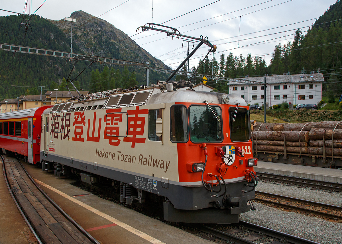 Die RhB Ge 4/4 II – 622 „Arosa“ steht am 12.09.2017, nun mit dem Regionalzug nach Scuol-Tarasp, im Bahnhof Pontresina zur Abfahrt bereit. 

Die Lok trägt Werbung für die Hakone Tozan Railway (Hakone Tozan Tetsudō, jap. 箱根登山鉄道). Die japanische Bahngesellschaft wurde im Jahr 1928, mit Sitz in Odawara gegründet und betreibt eine Bergbahn und eine Standseilbahn im Westen der Präfektur Kanagawa.