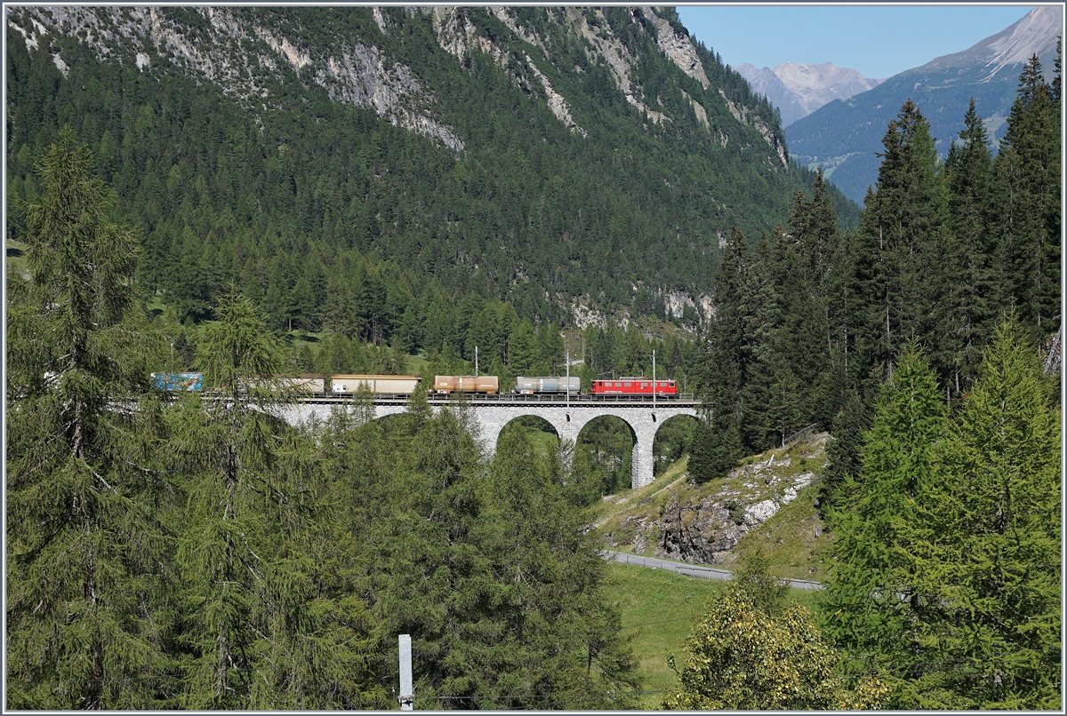 Die RhB Ge 6/6 704 mit einem Nordwärts fahrenden Gèterzug auf em Albula-Viadukt III zwischen Preda und Muot.
14. Sept. 2016