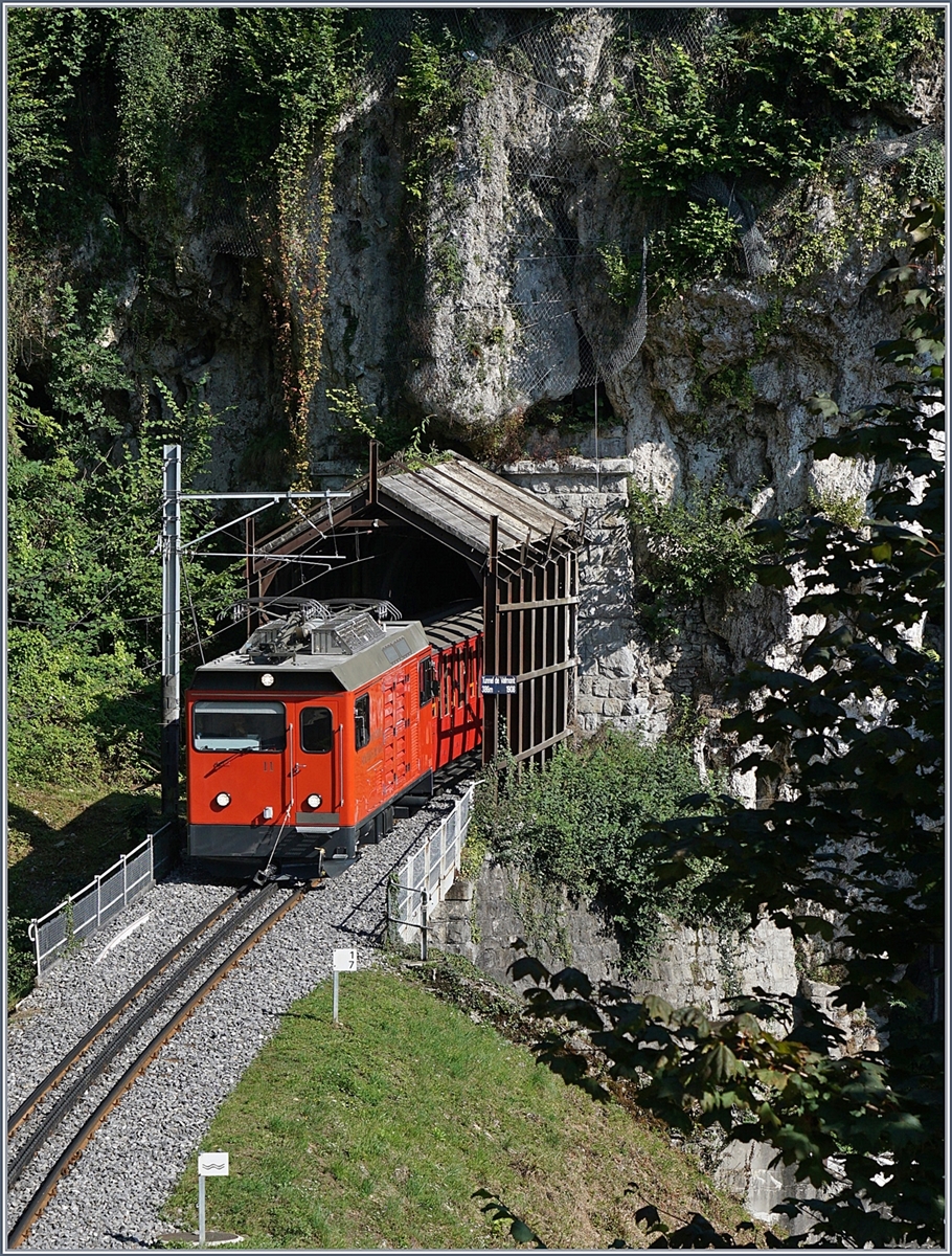 Die Rochers de Naye Hem 2/2 N° 11 verlässt den 386 Meter langen Valmont Kehrtunnel bei Toveyre. 
13. Aug. 2017