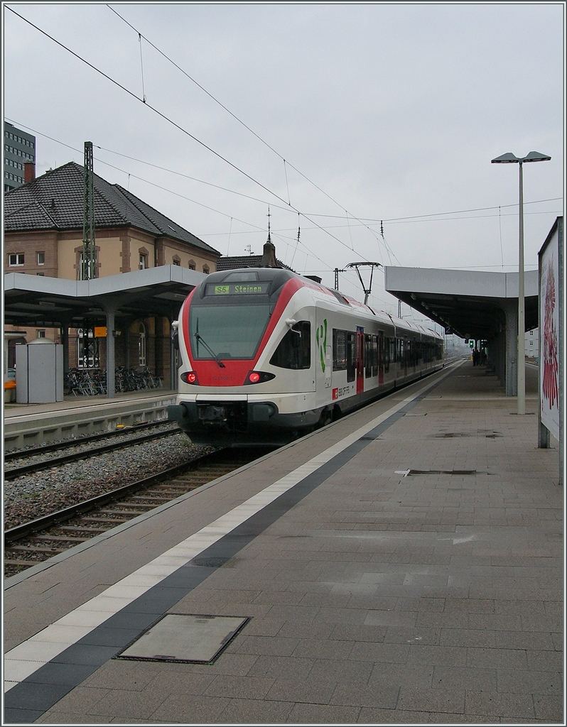 Die S 6 von Basel SBB nach Stetten beim Halt in Lörrach.
12. April 2006