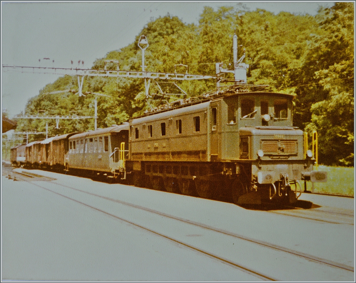 Die SBB Ae 4/7 10963 wartet mit dem 62378 in Mellingen auf die Weiterfahrt in Richtung Lenzburg. Interessant ist der Plattform Reisezugwagen gleich hinter der Lok. Wagen dieser Bauart waren im Seetal im Einsatz.
Aus meine Aufzeichnungen geht nicht hervor, ob es sich bei diesem Zug um eine Gmp gehandelt hat, wobei ich eher glaube, dass der Reisezugwagen für das Zugspersonal eingereiht wurde.

7. Juli 1982