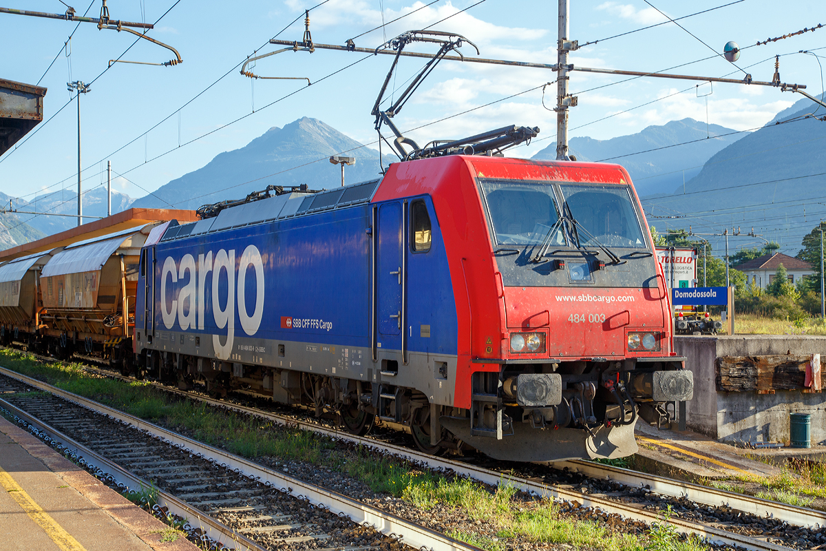 
Die SBB Cargo Re 484 003 / E 484.003 SR (91 85 4484 003-9 CH-SBBC, ex 91 83 2484 003-5 I-SBBC) steht am 16.09.2017 mit einem ChemOil Schüttgutwagenzug im Bf. Domodossola. 

Die TRAXX F140 MS2 wurde 2004 von Bombardierin Kassel unter der Fabriknummer 34001 gebaut, sie hat die Zulassungen für Schweiz und Italien.