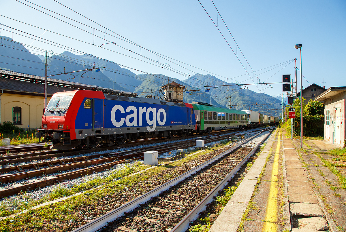 Die SBB Cargo Re 484 020 / E 484.020 SR (91 85 4 484 023-3 CH-SBBC) kommt am 03.08.2019 mit einem RAlpin-ROLA-Zug aus Novara in Domodossola an. Im Domodossola wird sie dann von zwei BLS Re 485 (Traxx F140 AC1) abgelöst, die den Zug dann, via Simplon-Tunnel nach Freiburg im Breisgau bringen.

Die TRAXX F140 MS2 wurde 2006 von Bombardier in Kassel unter der Fabriknummer 34296 gebaut. Sie hat die Zulassung und Zugsicherung für die Schweiz und Italien.
