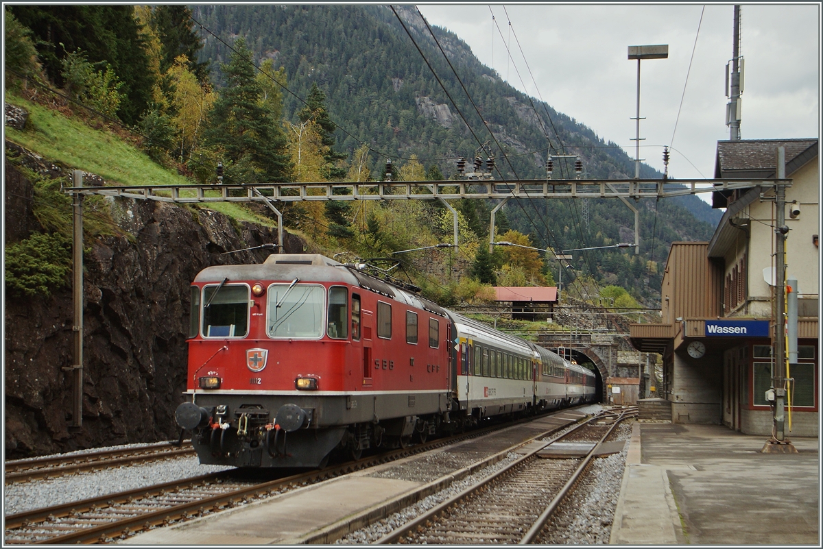 Die SBB Re 4/4 11112 fährt mit einem IR Richtung Norden durch den schon lange nicht mehr im Reiseverkehr genutzten Bahnhof von Wassen.
10. Okt. 2014