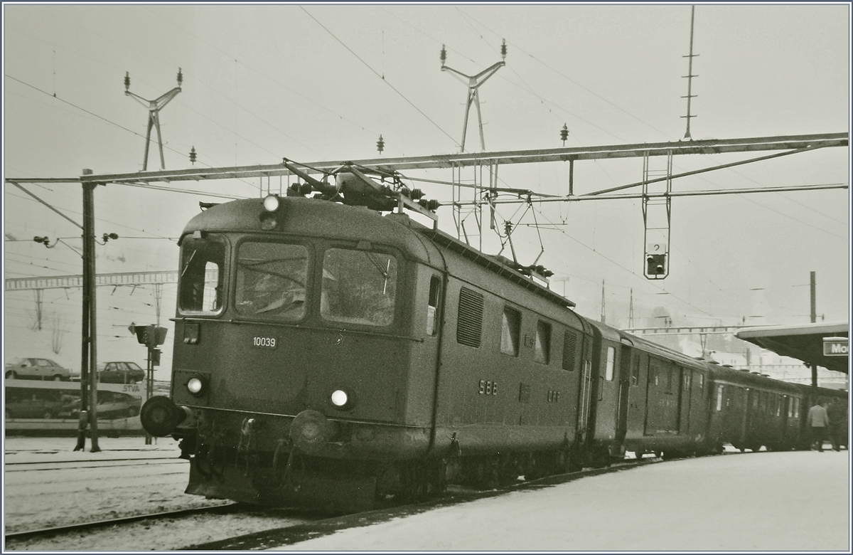 Die SBB Re 4/4 I 10039 mit einem Schnellzug nach Delémont beim Halt in Boutier.
Interessant die im Hintergrund zu sehenden Autotansportwagen mit Neuwagen, die wohl via Delle durch den Jura zu ihren Kunden fahren.

17. Feb. 1985