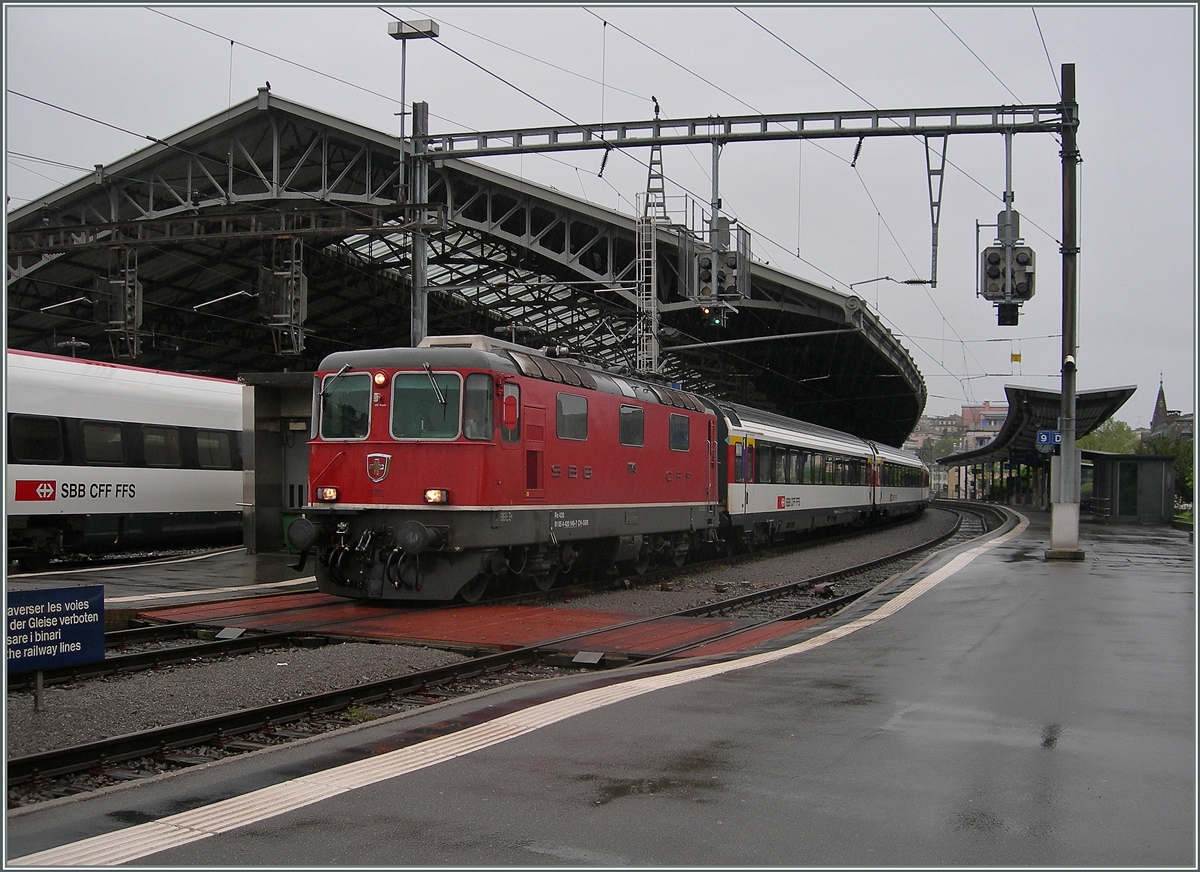 Die SBB Re 4/4 II 11149 (UIC N° 91 85 4 420 149-7 CH-SBB) mit dem IR 1904 von Sion nach Genève Aéroport beim kurzen Halt in Lausanne.
Als einer der wenigen Züge in dieser Relation, verkehrt dieser IR noch Lok und Komposition.
13. Mai 2016