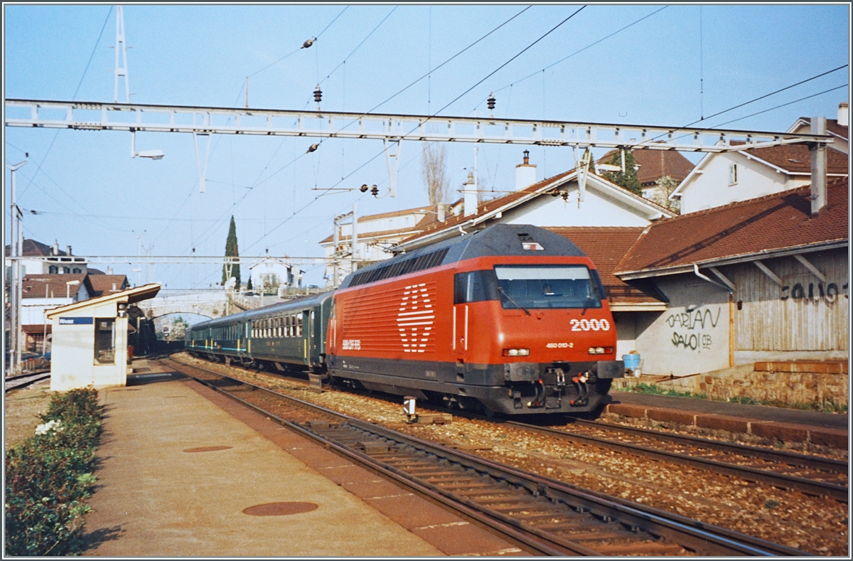 Die SBB Re 460 010-2 fährt mit einem Schnellzug in Richtung Brig in Rivaz druch. 

Analogbild vom April 1995