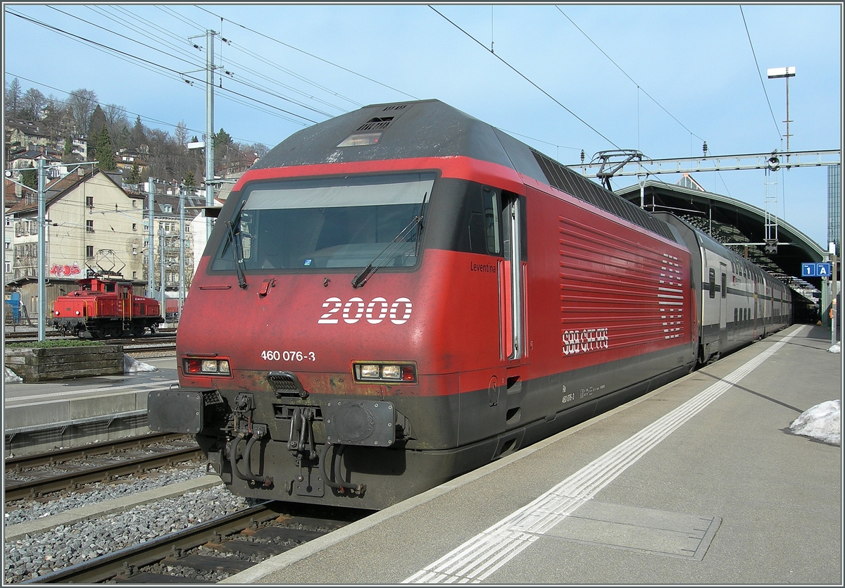 Die SBB Re 460 076-3  Leventina  wartet mit einem IC nach Genève Aéroport in St. Gallen auf die Abfahrt.
Im Hintergrund ist eine Ee 3/3 zu erkennen.
5. Feb. 2007