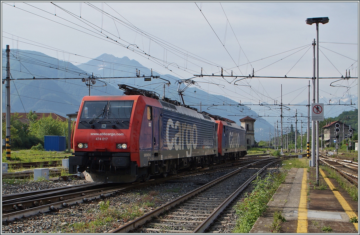 Die SBB Re 474 017 und 003 rangieren in Domodossola.
13. Mai 2015