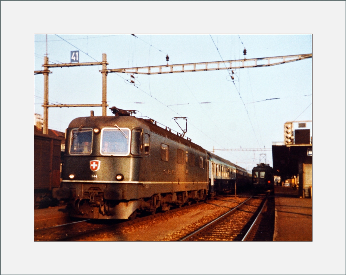 Die SBB Re 6/6 11644 wartet mit dem Hispania-Express (zwei SNCF Liegwagen sind im Bild zu erkennen) Hamburg /Dortmund - Basel - Genève- Port Bou auf die Abfahrt.

14. April 1984