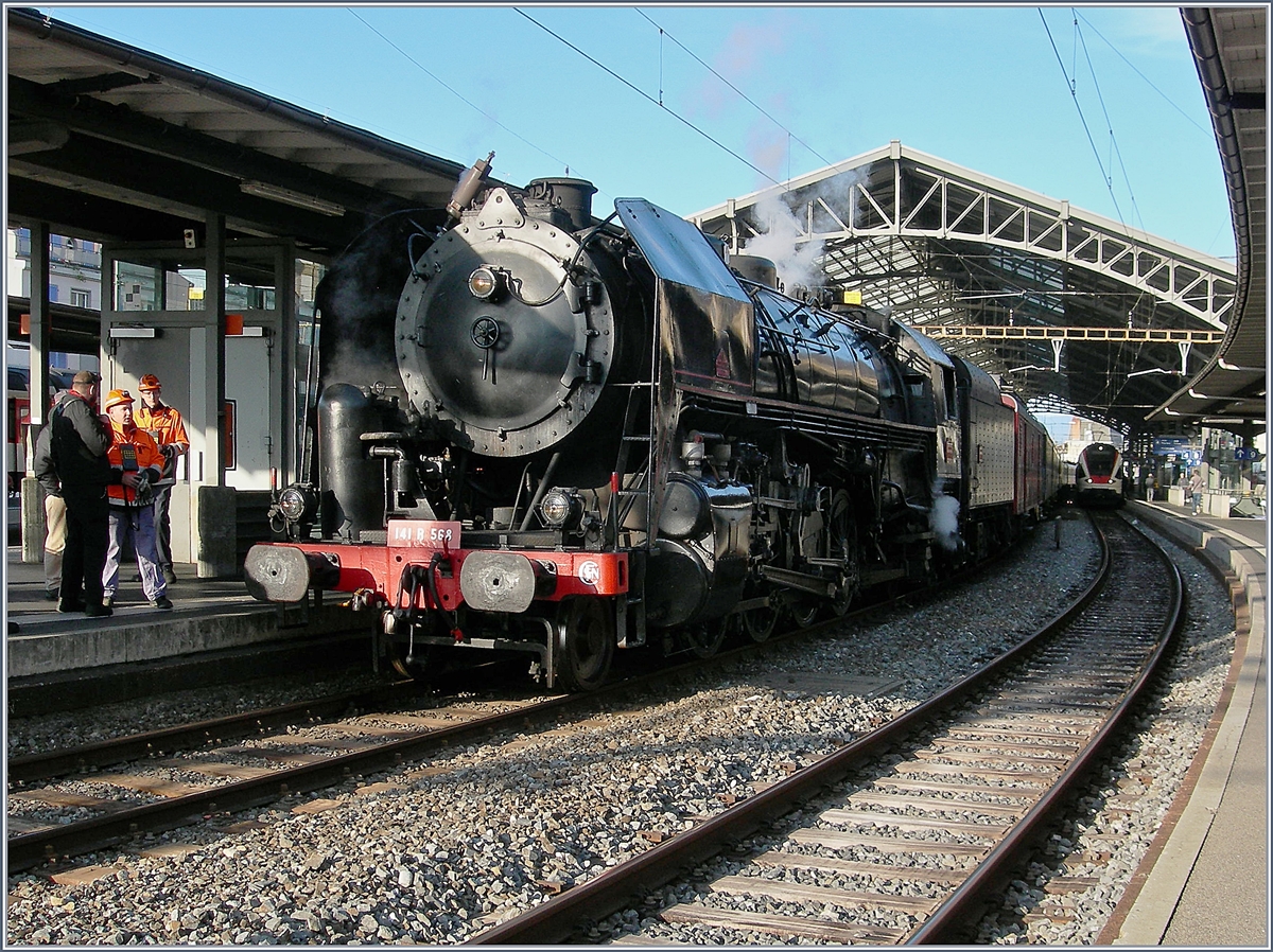 Die SNCF 141 R 568 kam von Vallorbe nach Lausanne und wartet planmässig mit ihrem langen Sonderzug eine gute halbe Stunde auf die Weiterfahrt Richtung Bern.
28. Okt. 2017